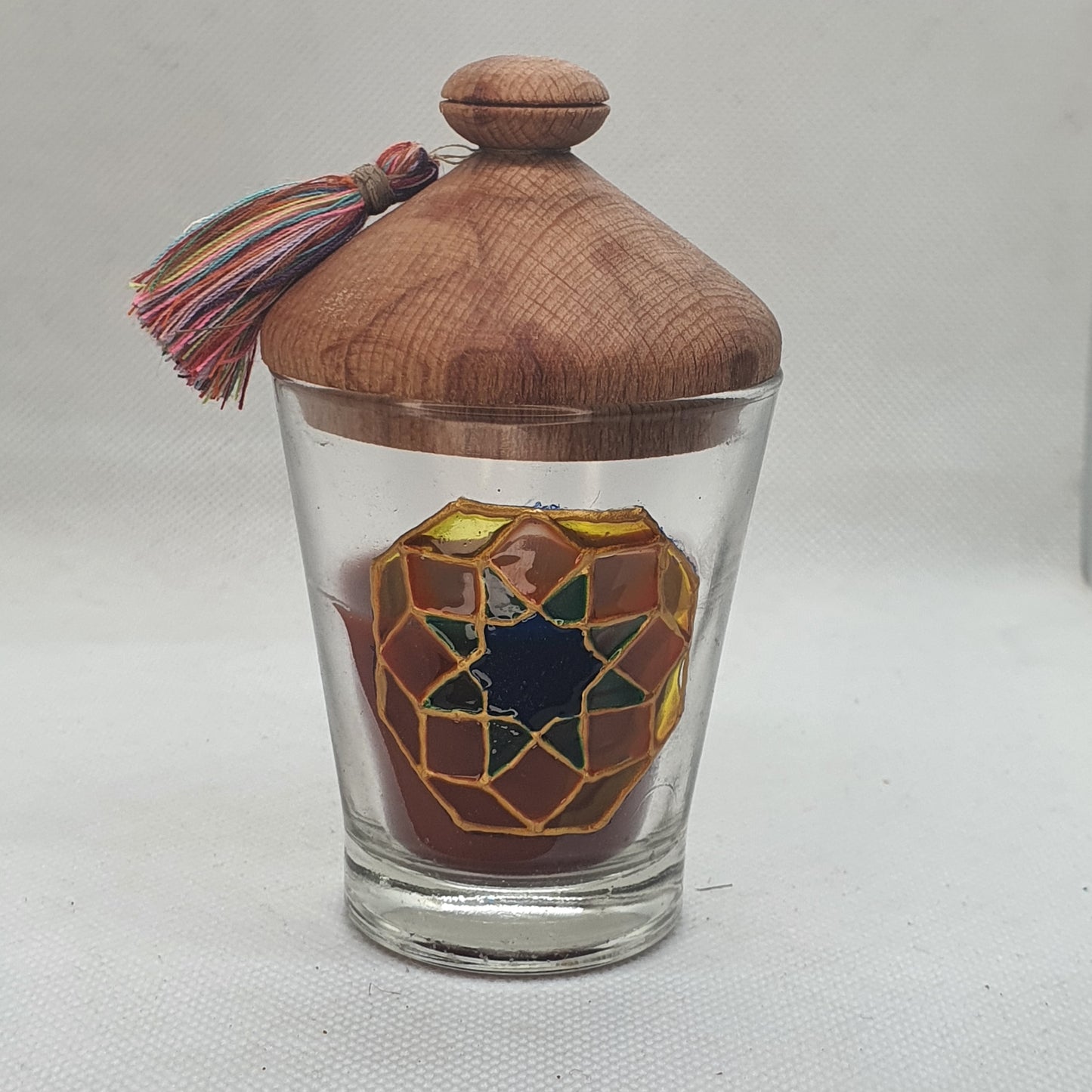 Scented candle with tagine-inspired wooden lid