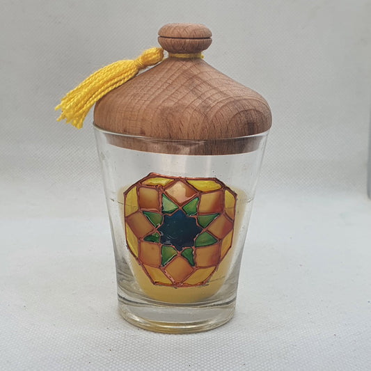 Scented candle with tagine-inspired wooden lid